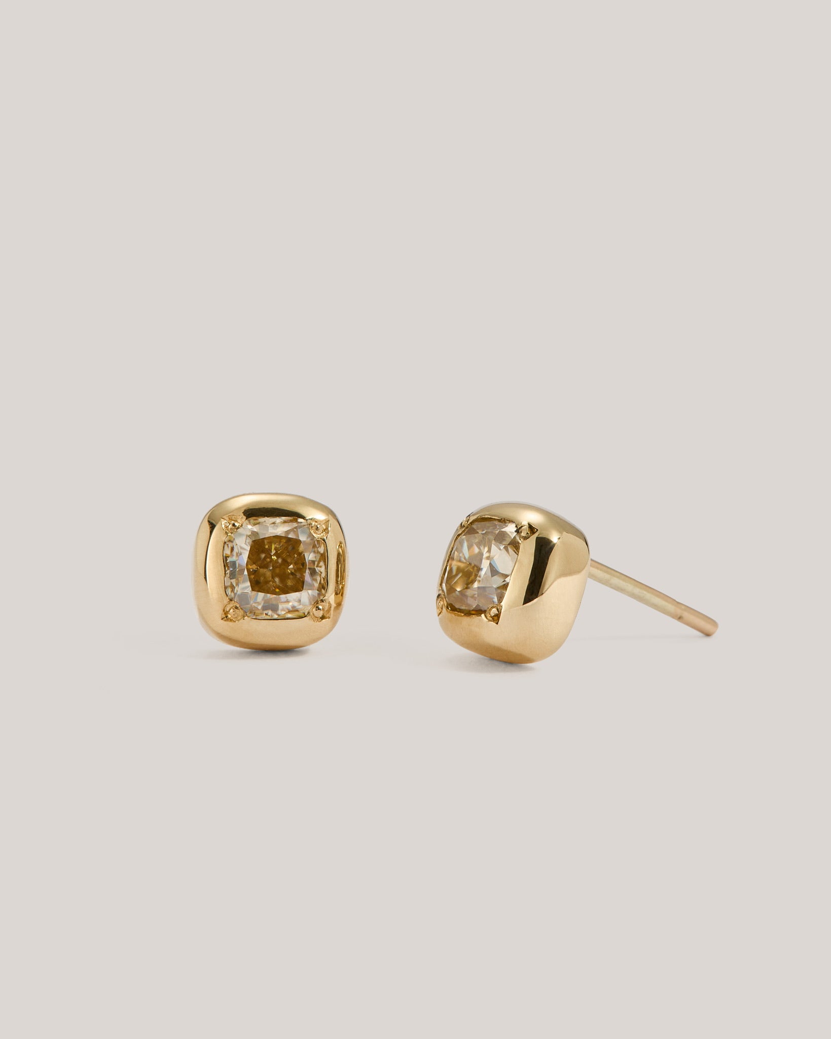 M ROACH STUDS